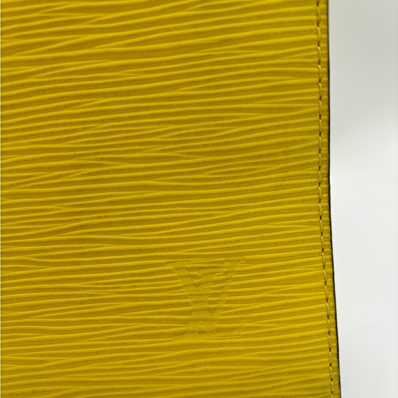 AUTHENTIC Louis Vuitton Epi Toiletry Pouch 26 Clutch - Neon Yellow - Picture 7 of 9